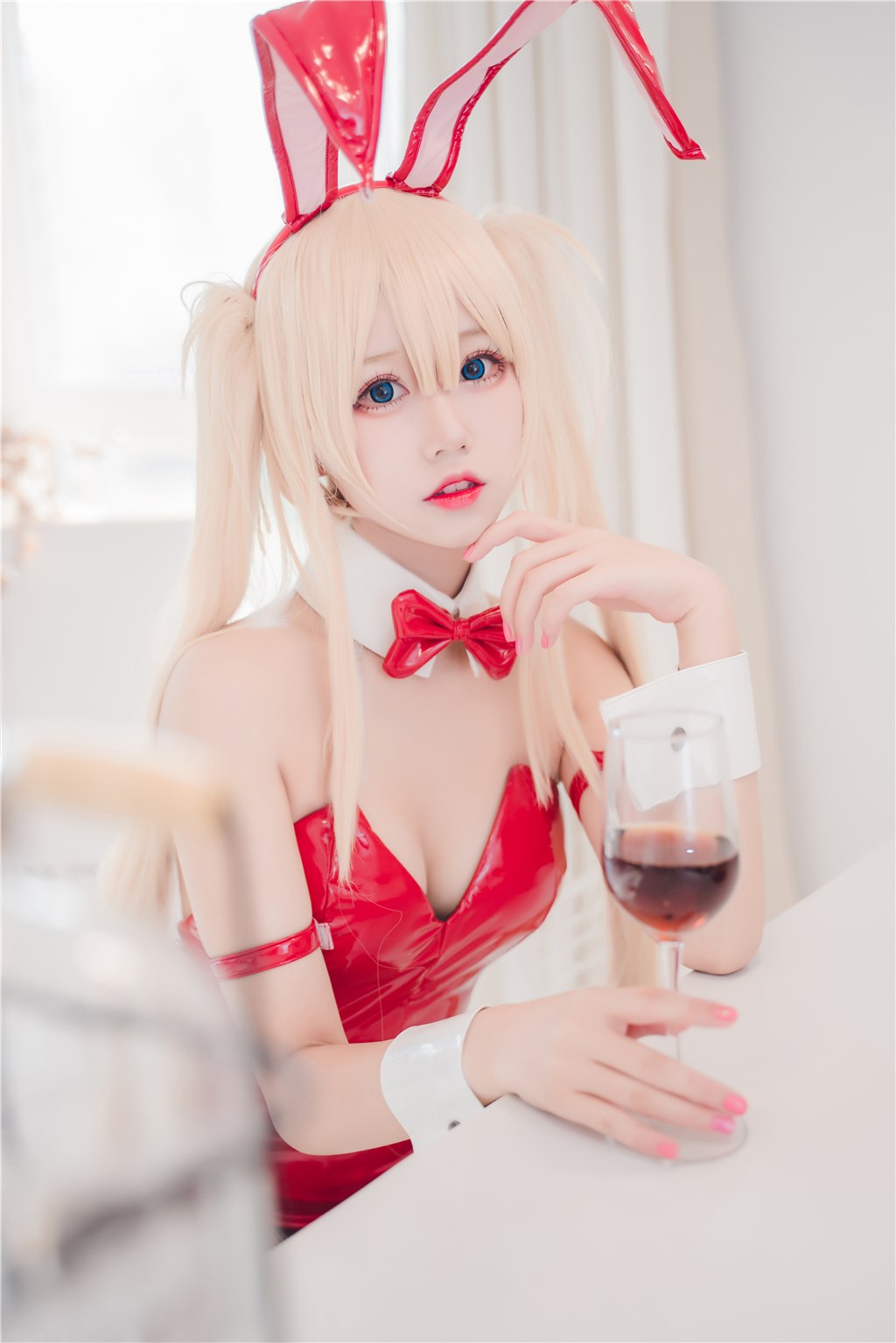 黑料网APP备稿:深夜话题节目,抓拍到女嘉宾为男搭档整领结,黑料 官网